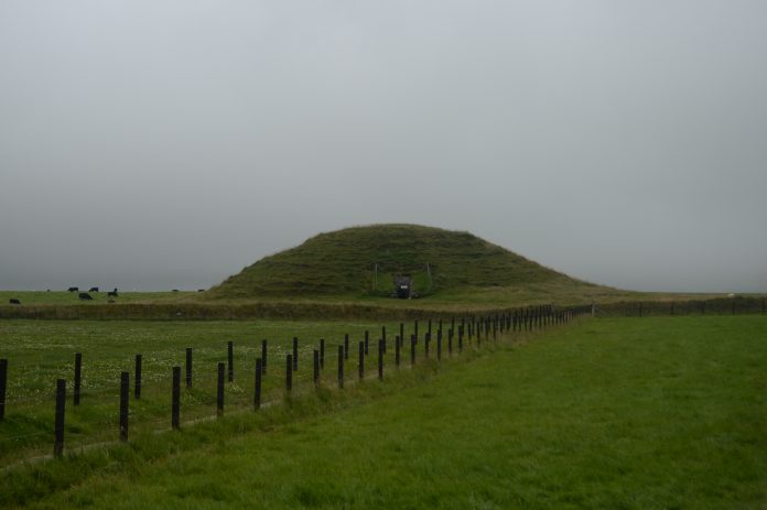 A photograph of Maeshowe chambered cairn from the south-west. Image: Nicole Smith, CC0.