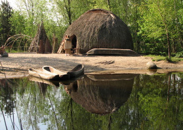 Mesolithic hut: Hans Splinter (Flickr, used under a CC BY-NC-ND 3.0)