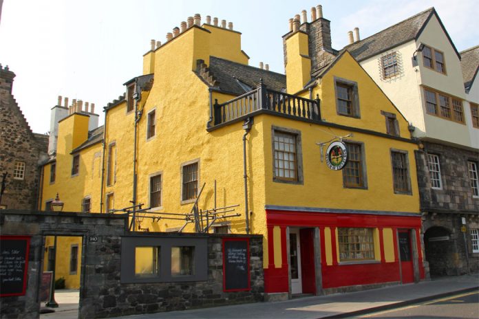 Huntly House, Canongate, Edinburgh By Stefan Schäfer, Lich (Own work) [CC-BY-SA-3.0 (http://creativecommons.org/licenses/by-sa/3.0)], via Wikimedia Commons