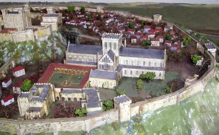 Image: Bob_Castle; Old Sarum model, Licensed under Public domain via Wikimedia Commons.