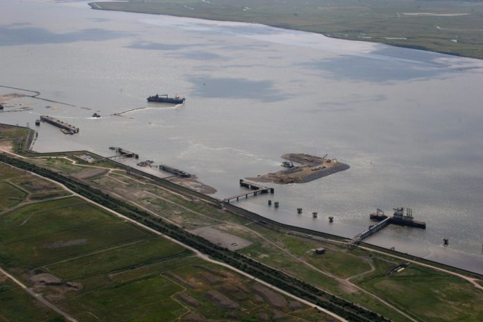 Shell Haven Port - geograph.org.uk Licensed under CC BY-SA 2.0 via Wikimedia Commons.