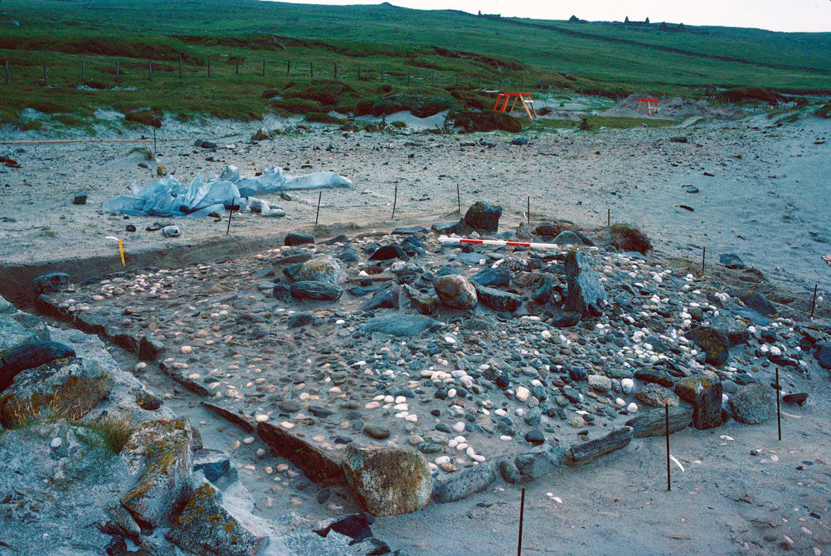 Pictish burial cairn covered with white quartz pebbles, Sandwick, Unst (© Shetland Museum and Archives).