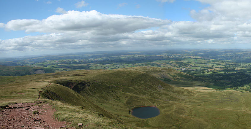 "View down from Corn Du - Brecon Beacons National Park - Wales UK" by Heinz-Josef Lücking. Licensed under CC BY-SA 3.0 de via Wikimedia Commons.