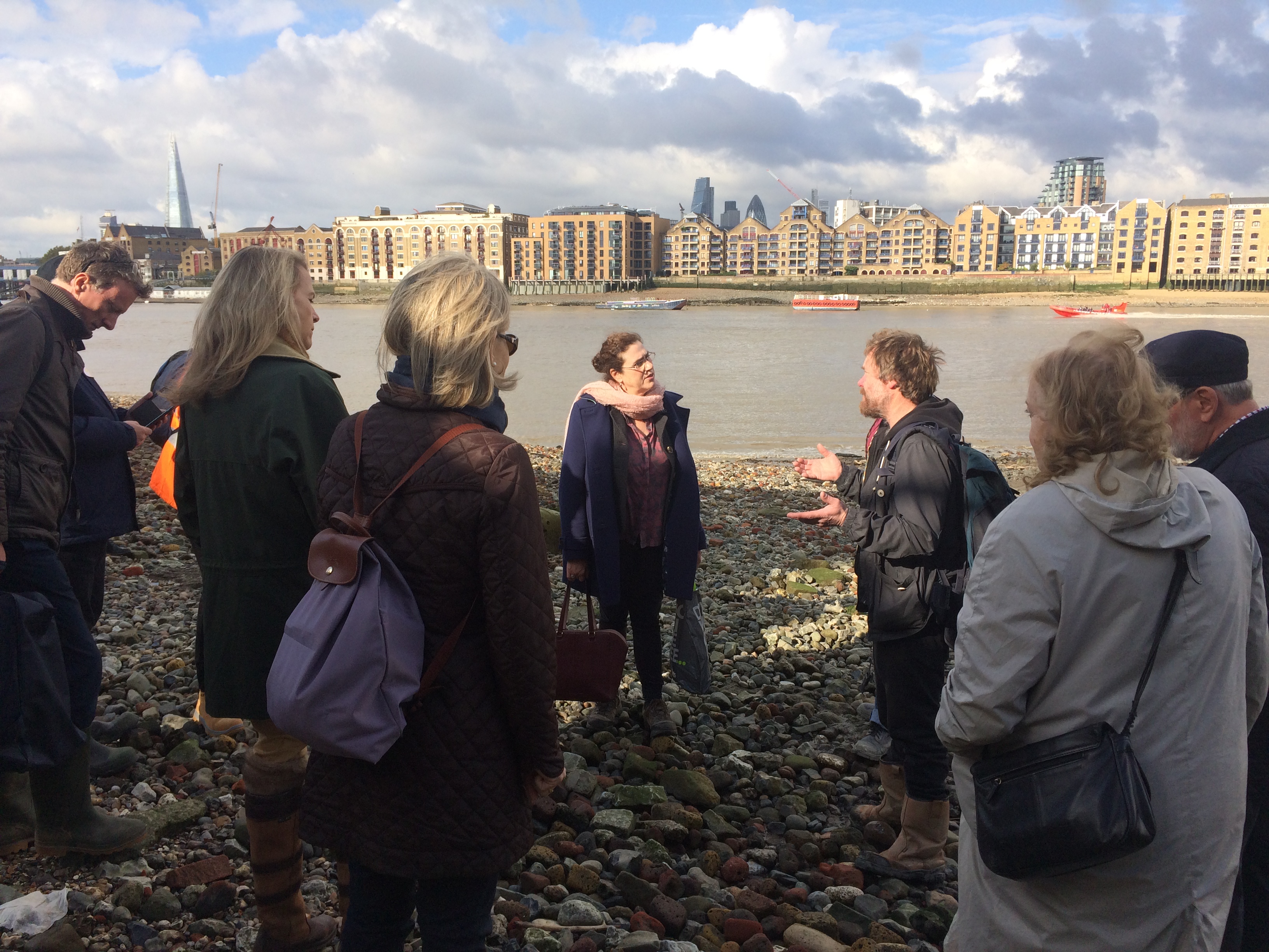 Thames Discovery Programme talk to Archaeology Ambassadors on the foreshore (c) MOLAThames Discovery Programme talk to Archaeology Ambassadors on the foreshore (c) MOLA