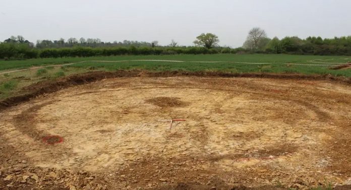 A Middle Iron Age roundhouse with the entrance to the fore, looking north-west. Image: Cotswold Archaeology